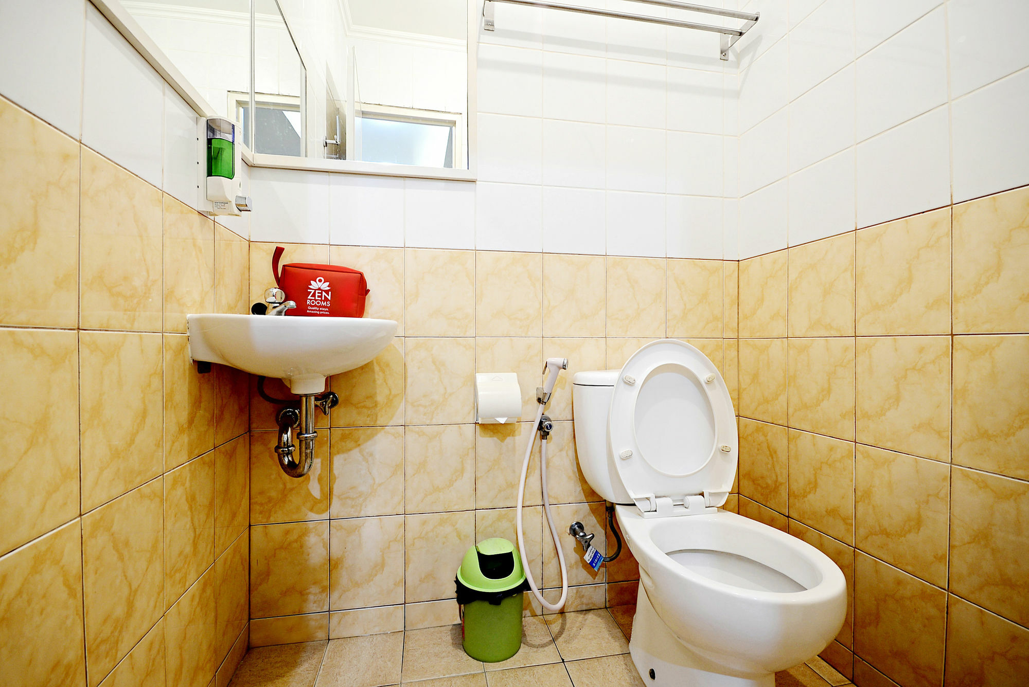 Zen Rooms Cideng Barat Джакарта Екстер'єр фото